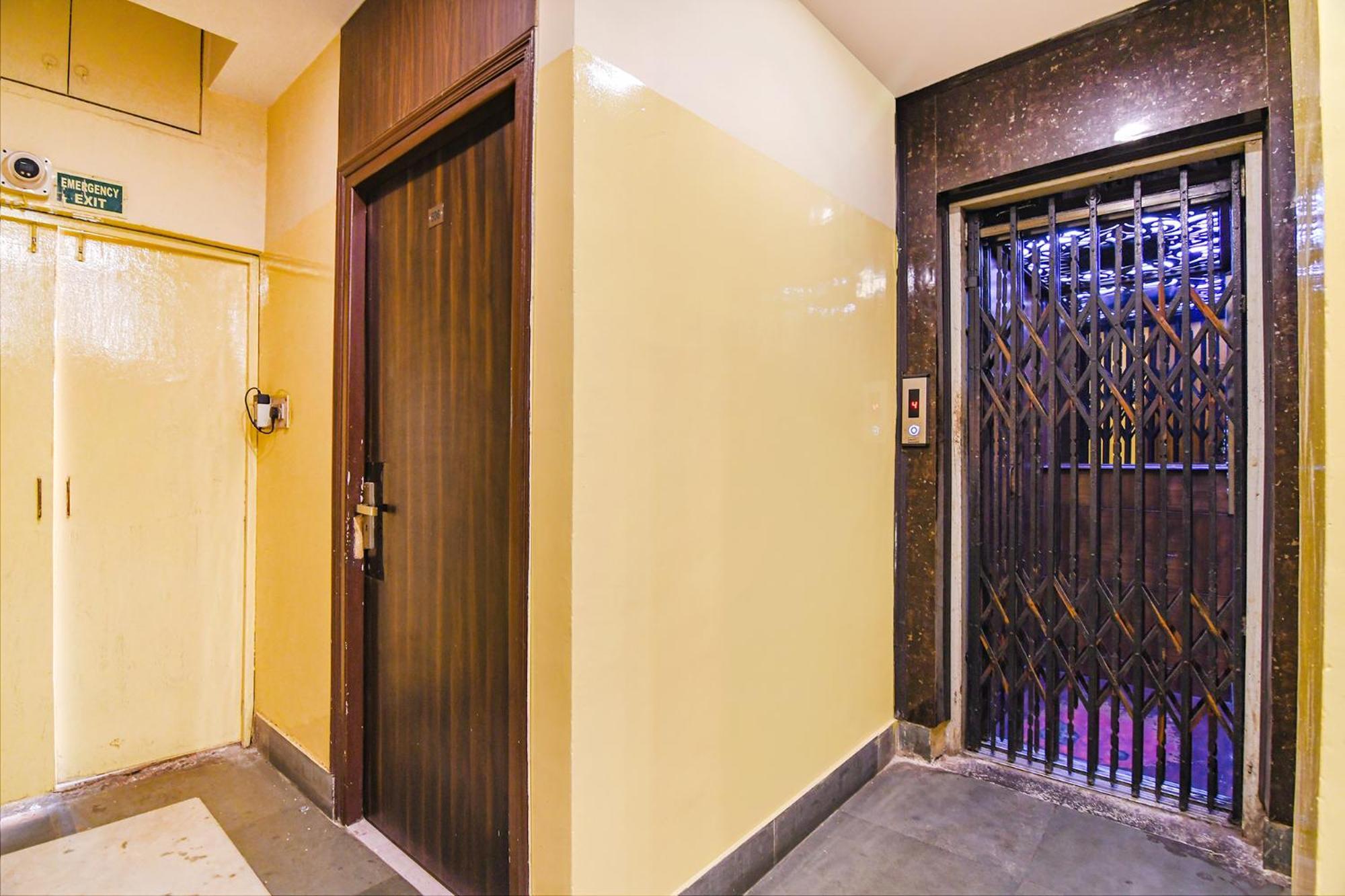 Hotel Fabhotel Aayash - Nr Center Metro Station 3*
